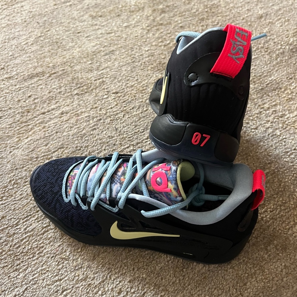 Nike Black and Red Athletic Shoes with High-Top Design